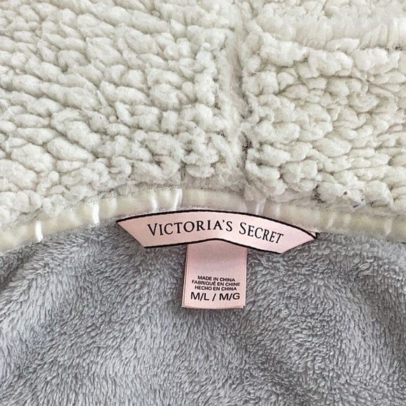 Cozy Victoria’s Secret Robe - Picture 4 of 4